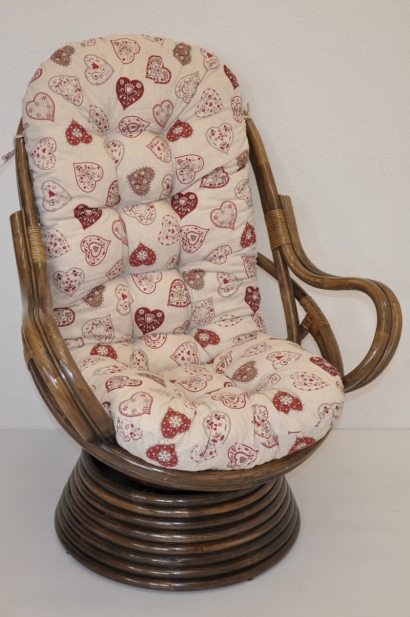 Ratanové houpací křeslo Swivel hnědé polstr motiv červená srdce