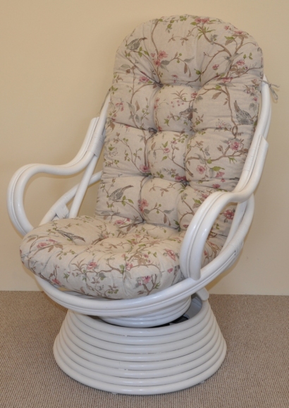 Ratanové houpací křeslo Swivel bílé polstr motiv ptáci