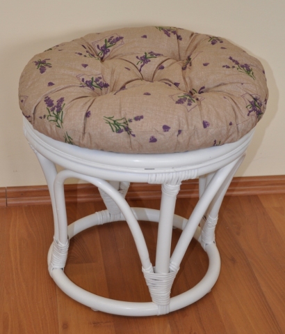 Ratanová taburetka velká bílá polstr levandule